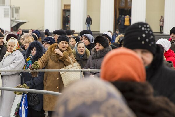 В ожидании выхода клира из собора - Sputnik Молдова