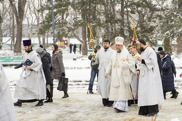 Митрополит Владимир направляется к месту освящения воды - Sputnik Молдова