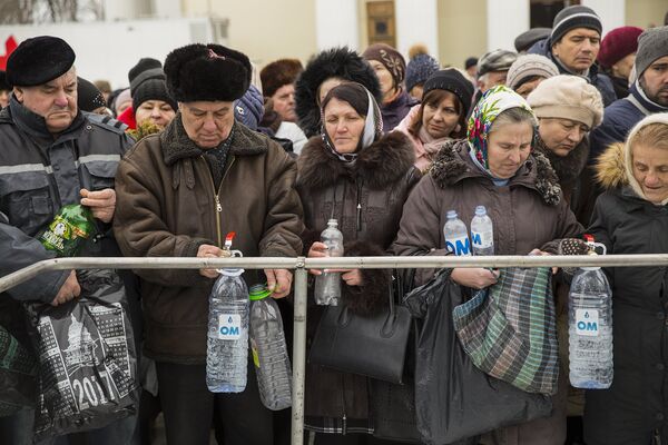 Люди набирают освященную воду - Sputnik Молдова
