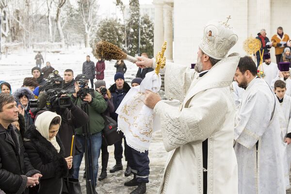 Митрополит Владимир окропляет святой водой верующих - Sputnik Молдова