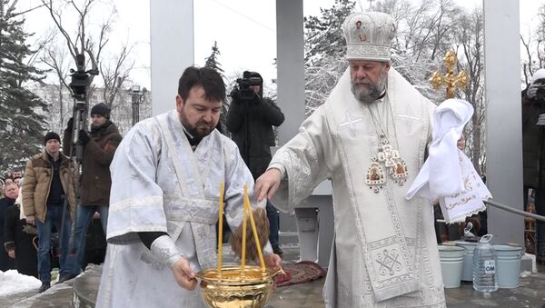 Крещение в Кишиневе: сотни людей участвовали в обряде освящения воды - Sputnik Молдова