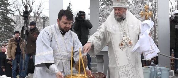 Крещение в Кишиневе: сотни людей участвовали в обряде освящения воды - Sputnik Молдова
