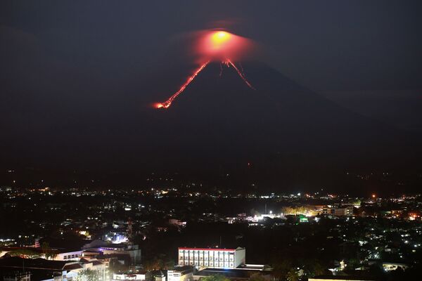 Извержение вулкана Майон на Филиппинах - Sputnik Молдова