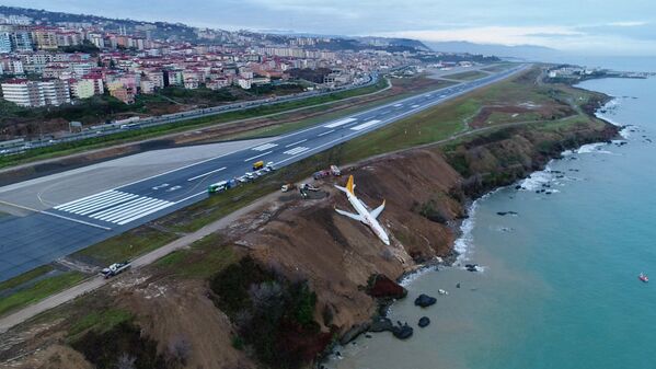 Скатившийся с обрыва самолет авиакомпании Pegasus Airlines в турецком городе Трабзон - Sputnik Молдова