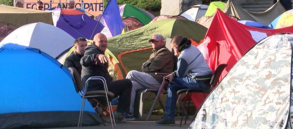 Митингующие в Кишиневе готовили еду и ютились в палатках у здания правительства - Sputnik Молдова