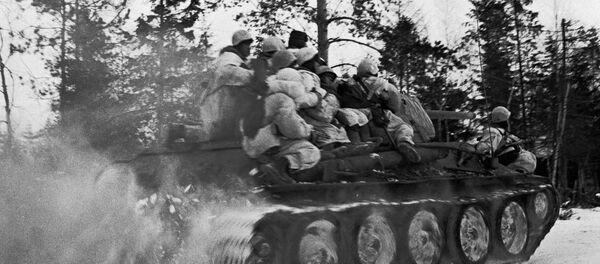 Танки и пехота направляются в бой в район Синявинских высот. Прорыв блокады Ленинграда. - Sputnik Молдова