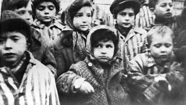 Дети, освобожденные из концентрационного лагеря Освенцим. Кадр из хроники Освобождение Освенцима. Вторая мировая война 1939-1945 годов. - Sputnik Молдова