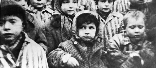 Дети, освобожденные из концентрационного лагеря Освенцим. Кадр из хроники Освобождение Освенцима. Вторая мировая война 1939-1945 годов. - Sputnik Молдова