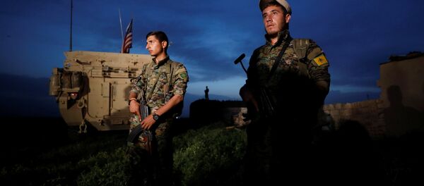 Kurdish fighters from the People's Protection Units (YPG) stand near a US military vehicle in the town of Darbasiya next to the Turkish border, Syria April 28, 2017. Kurdish fighters from the People's Protection Units (YPG) stand near a US military vehicle in the town of Darbasiya next to the Turkish border, Syria April 28, 2017. - Sputnik Moldova-România