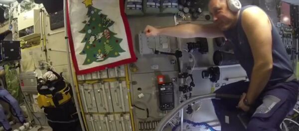 Российский космонавт на пылесосе на МКС - Sputnik Молдова