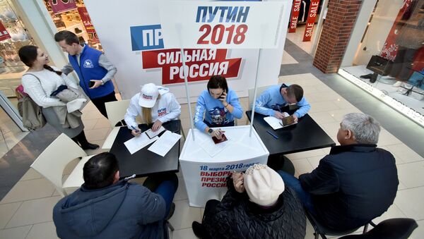 Сбор подписей в Симферополе в поддержку выдвижения В. Путина на президентских выборах - Sputnik Молдова