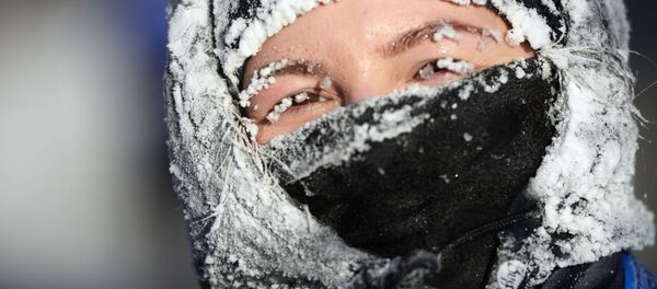 Участница рождественского полумарафона У Ганиной Ямы в пригороде Екатеринбурга - Sputnik Moldova