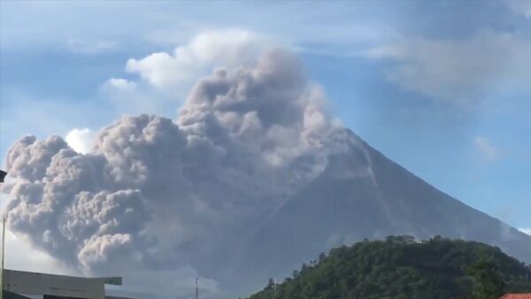 Вулкан Майон на Филиппинах выбросил столб дыма и пепла - Sputnik Молдова