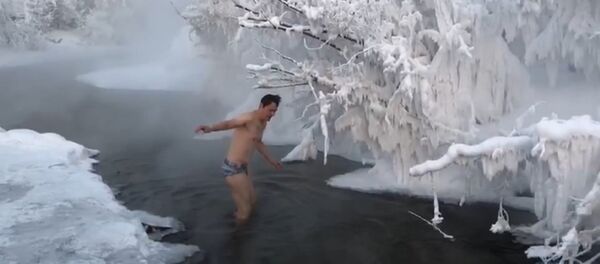 В Оймяконе туристы купались в 50-ти градусный мороз - Sputnik Молдова