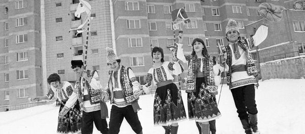 Жители города Кишинева гуляют на молдавском празднике встречи зимы - Плугушоре - Sputnik Moldova