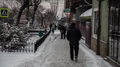 А здесь "тропинка" рискует превратить в сплошной гололед.