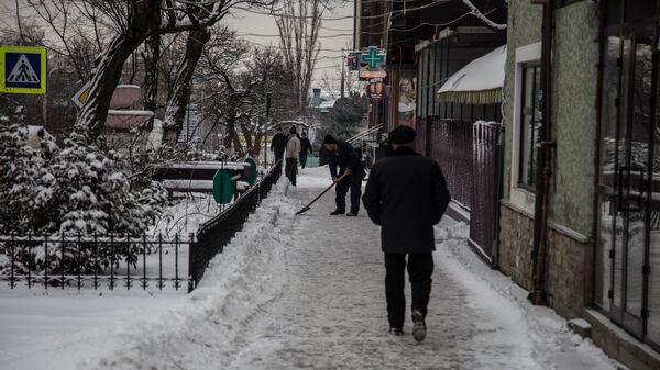 А здесь тропинка рискует превратить в сплошной гололед. - Sputnik Молдова