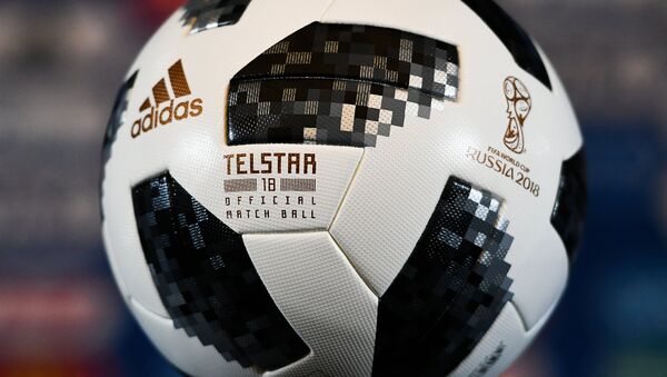 Официальный мяч чемпионата мира по футболу - 2018 Telstar 18, архивное фото - Sputnik Молдова