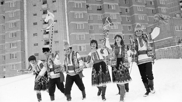 Жители города Кишинева гуляют на молдавском празднике встречи зимы - Плугушоре - Sputnik Moldova-România