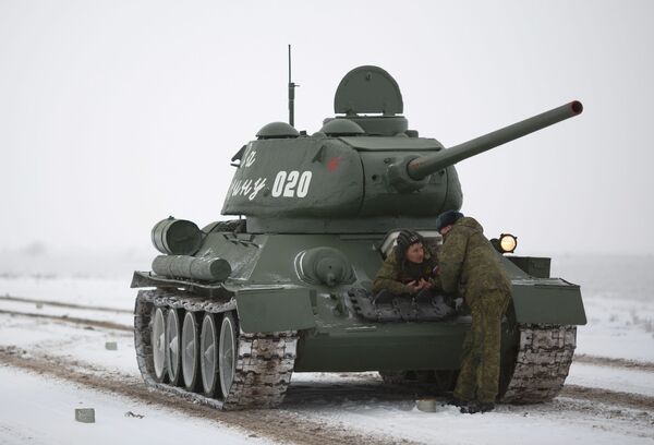 Средний танк Т-34-85 на репетиции парада к 75-летию Сталинградской битвы - Sputnik Молдова