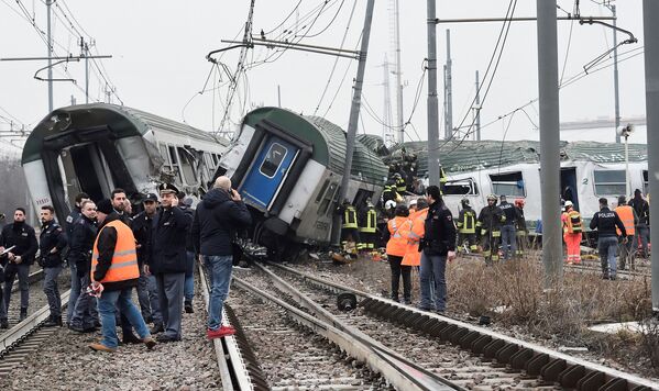 Крушение поезда в Пьольтелло, Италия - Sputnik Молдова