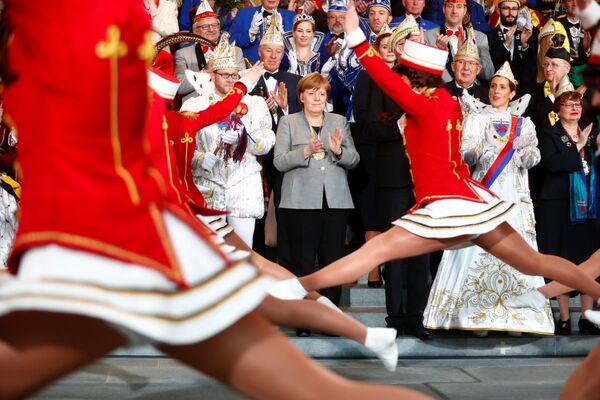 Канцлер Германии Ангела Меркель во время приема делегации карнавальных обществ в Берлине - Sputnik Молдова