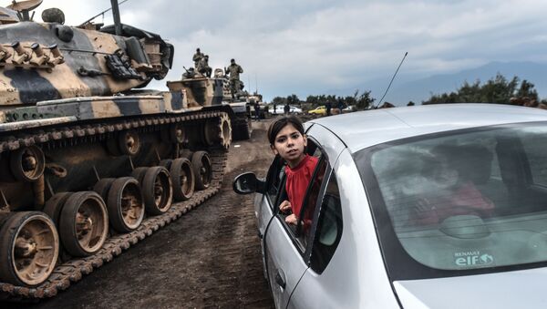 Турецкая девочка наблюдает из окна автомобиля, как танки и солдаты турецкой армии собираются у сирийской границы в городе Хасса - Sputnik Молдова
