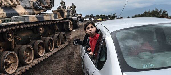 Турецкая девочка наблюдает из окна автомобиля, как танки и солдаты турецкой армии собираются у сирийской границы в городе Хасса Турецкая девочка наблюдает из окна автомобиля, как танки и солдаты турецкой армии собираются у сирийской границы в городе Хасса - Sputnik Молдова