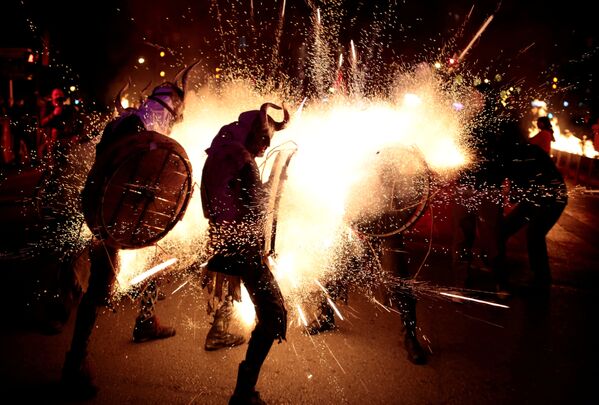 Participanți la tradiționala procesiune de foc, purtând costume de diavol, în orașul spaniol Palma de Mallorca - Sputnik Moldova