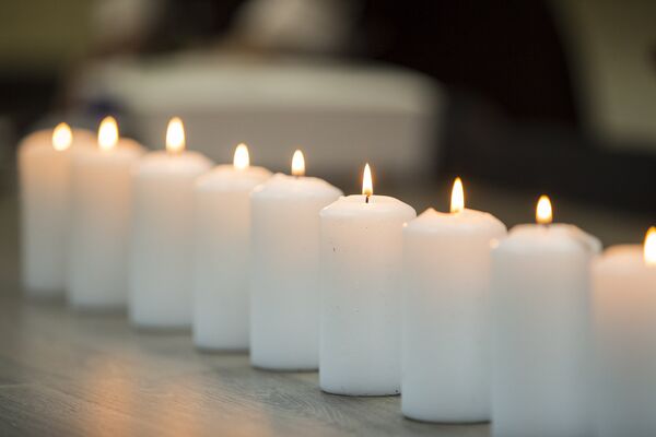 В память о шести миллионах загубленных жизней на протяжении всей церемонии открытия музея горели свечи... - Sputnik Молдова