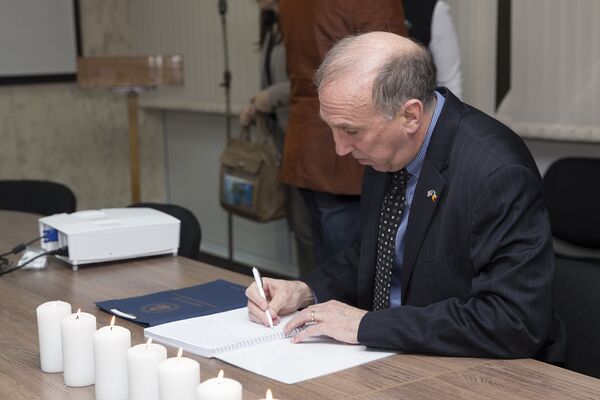 Посол США в Молдове Джеймс Петтит оставляет запись в Книге памяти. - Sputnik Молдова