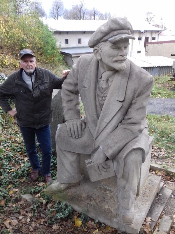 Manfred Wagner mit seiner Lenin-Skulptur Manfred Wagner mit seiner Lenin-Skulptur - Sputnik Молдова