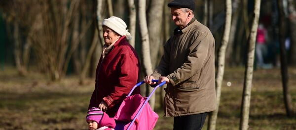 Пожилые люди гуляют с ребенком в парке - Sputnik Moldova