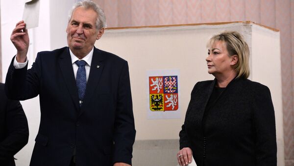 Действующий глава государства, кандидат на выборах президента Милош Земан и его супруга Ивана Земанова на избирательном участке в Праге - Sputnik Молдова