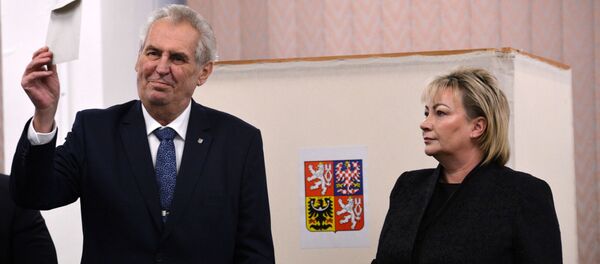 Действующий глава государства, кандидат на выборах президента Милош Земан и его супруга Ивана Земанова на избирательном участке в Праге - Sputnik Moldova