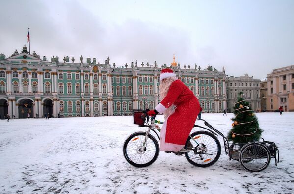 Участник на финише велопарада Дедов Морозов на Дворцовой площади в Санкт-Петербурге - Sputnik Молдова
