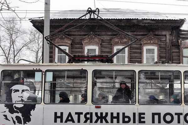 Деревянный дом и реклама на городском трамвае в Иркутске - Sputnik Молдова