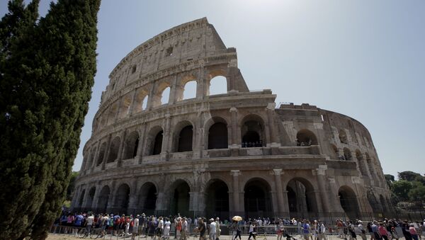  A view of the Colosseum after the first stage of the restoration work was completed in Rome, Friday, July 1st, 2016. - Sputnik Moldova-România