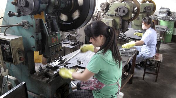 Workers make metal parts at a factory of the Changzhou Wujin Zhengda Vehicle Industry Co. Ltd in Changzhou, Jiangsu province, China, July 9, 2015 - Sputnik Moldova-România