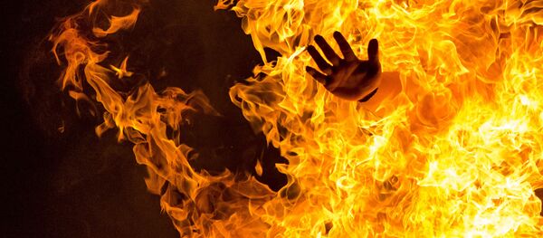 Прыжки через костер на празднике Сан-Хуан в Испании - Sputnik Moldova