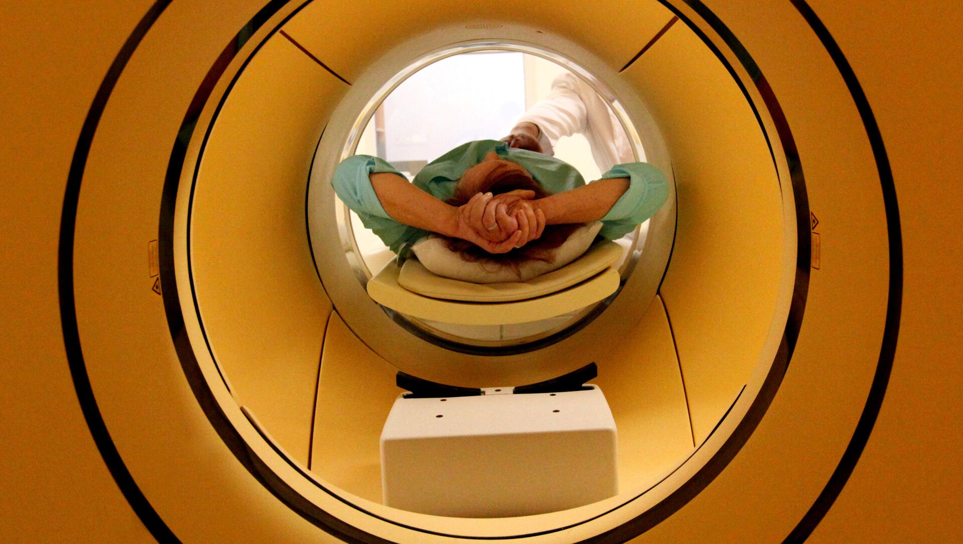 Пациент во время обследования c помощью совмещенного позитронно-эмиссионного и комьютерного томографа во Владивостоке - Sputnik Молдова, 1920, 05.04.2021