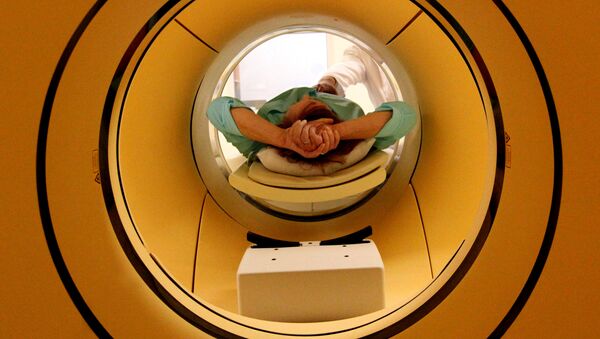 Пациент во время обследования c помощью совмещенного позитронно-эмиссионного и комьютерного томографа во Владивостоке - Sputnik Молдова