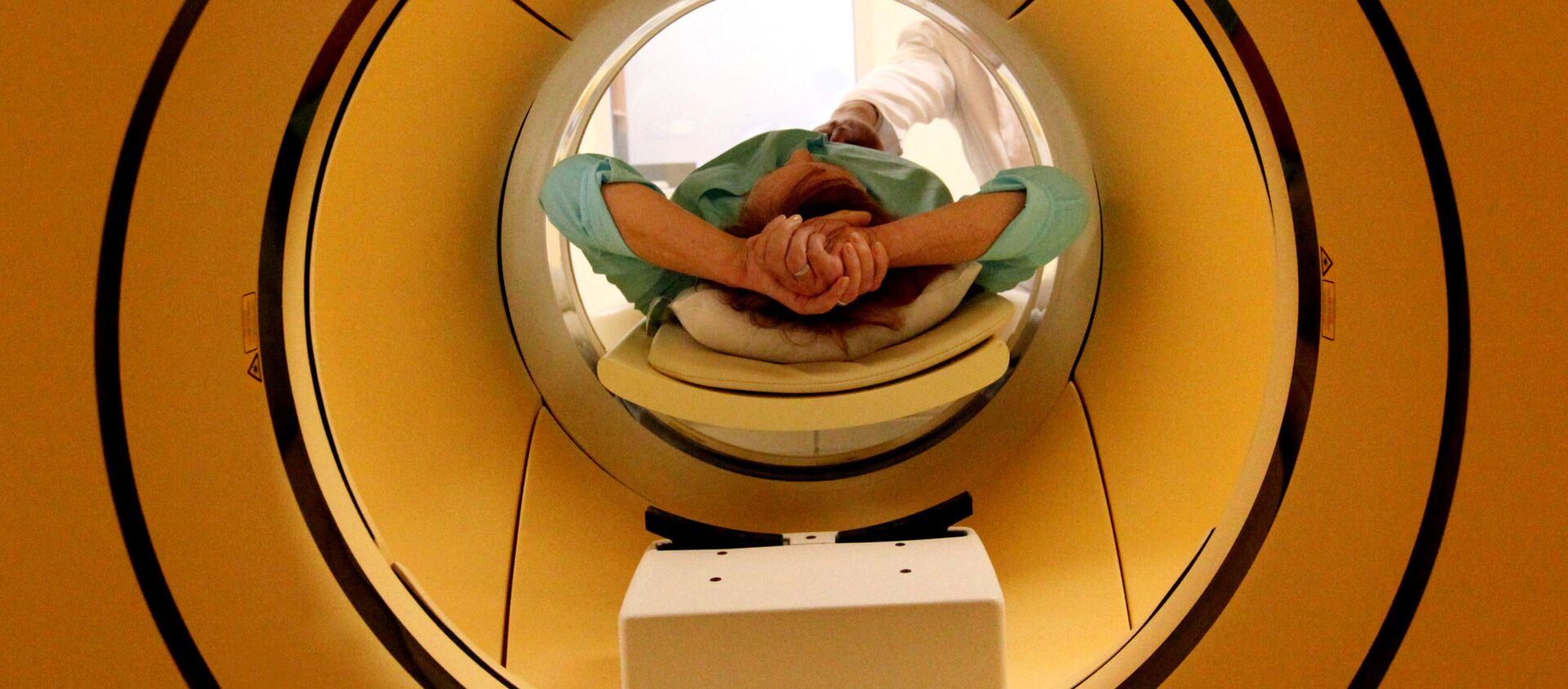 Пациент во время обследования c помощью совмещенного позитронно-эмиссионного и комьютерного томографа во Владивостоке - Sputnik Молдова, 1920, 05.04.2021