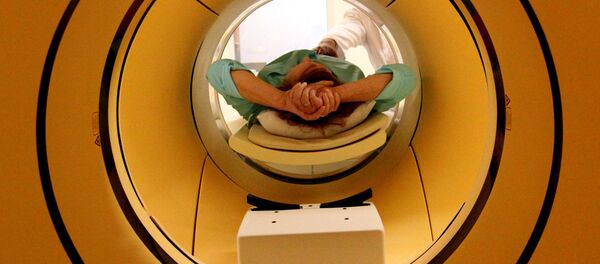 Пациент во время обследования c помощью совмещенного позитронно-эмиссионного и комьютерного томографа во Владивостоке - Sputnik Молдова