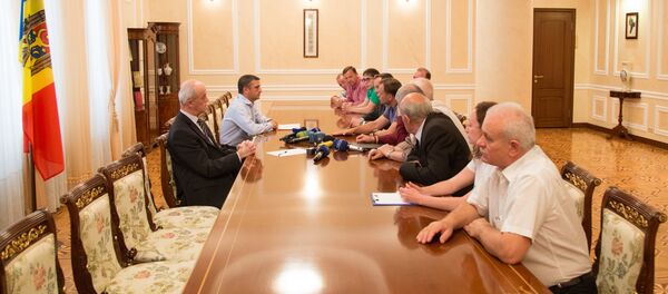 Члены группы переговорщиков Совета Великого национального Митингующие на встречи в резиденции президента Protestatarii la întîlnire la reședința de stat - Sputnik Молдова