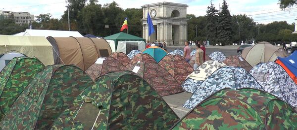 Палаточный городок: Любим, стрижемся, играем, едим Палаточный городок: Любим, стрижемся, играем, едим - Sputnik Молдова