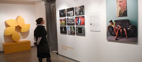 Посетительница на выставке работ финалистов Международного конкурса фотожурналистики имени Андрея Стенина в Центре фотографии имени братьев Люмьер в Москве Посетительница на выставке работ финалистов Международного конкурса фотожурналистики имени Андрея Стенина в Центре фотографии имени братьев Люмьер в Москве - Sputnik Молдова