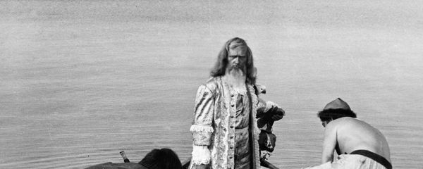 Леонид Куравлев (в центре) в роли Робинзона Крузо на съемках кинофильма «Жизнь и удивительные приключения Робинзона Крузо». Леонид Куравлев (в центре) в роли Робинзона Крузо на съемках кинофильма «Жизнь и удивительные приключения Робинзона Крузо». - Sputnik Молдова