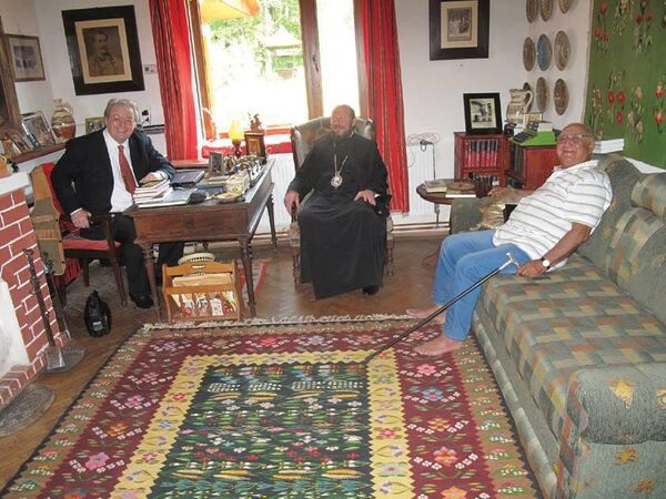 La Slătioara, Corneliu Vadim Tudor , Dinu Săraru si Preasfințitul Emilian Lovișteanul, Episcop Vicar al Arhiepiscopiei Râmnicului La Slătioara, Corneliu Vadim Tudor , Dinu Săraru si Preasfințitul Emilian Lovișteanul, Episcop Vicar al Arhiepiscopiei Râmnicului - Sputnik Moldova-România