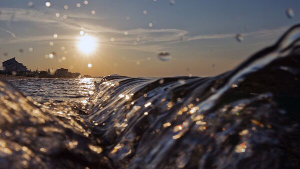 Волны Черного моря в поселке Прибрежный в Крыму - Sputnik Молдова
